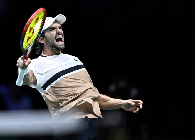 Valentin Vacherot célèbre sa victoire contre le Britannique Cameron Norrie au Masters 1000 de Paris à La Défense Arena, le 30 octobre 2025.