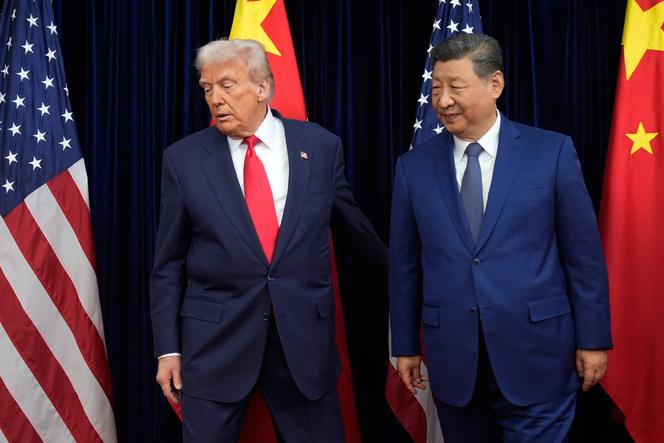 Le président Donald Trump et le président chinois Xi Jinping se dirigent vers la salle où s’est tenu leur sommet à l’aéroport international de Gimhae à Busan, en Corée du Sud, le jeudi 30 octobre 2025.