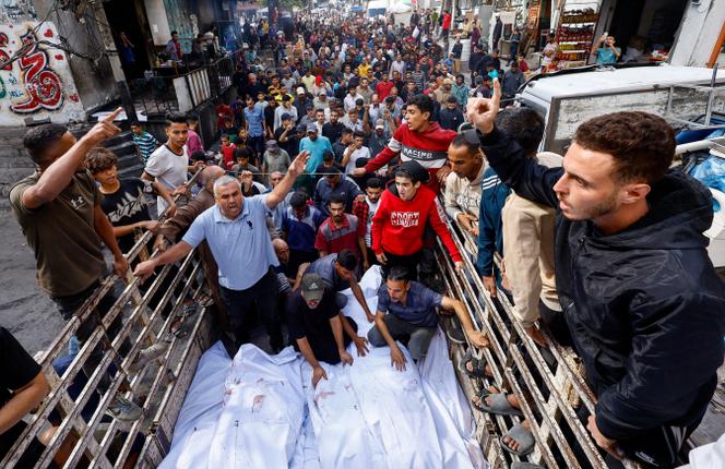 Des personnes en deuil autour des corps d’une famille tuée lors d’une frappe israélienne, selon les services de secours, à Nousseirat, dans le centre de la bande de Gaza, le 29 octobre 2025.