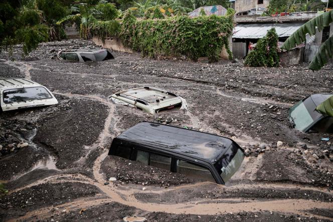 Des véhicules englouties par une coulée de boue après des inondations causées par des pluies torrentielles dans le sillage de l’ouragan Melissa à Petit-Goave, au sud-ouest de Port-au-Prince, le 30 octobre 2025.