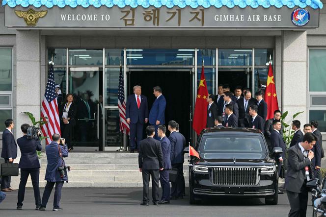 Le président américain, Donald Trump, et son homologue chinois, Xi Jinping, quittent la base aérienne de Gimhae après leur entretien, à proximité de l’aéroport international de Busan, le 30 octobre 2025.