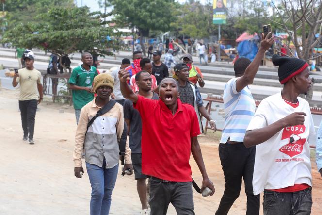 Des manifestants participent à des manifestations violentes qui ont entaché les élections après la disqualification des deux principaux candidats de l’opposition, à Dar es-Salaam, en Tanzanie, le 29 octobre 2025. 
