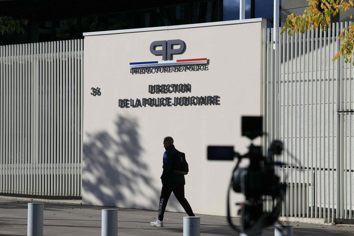 Cambriolage au LouvreÂ : lâ€™un des cinq suspects interpellÃ©s mercredi remis en...