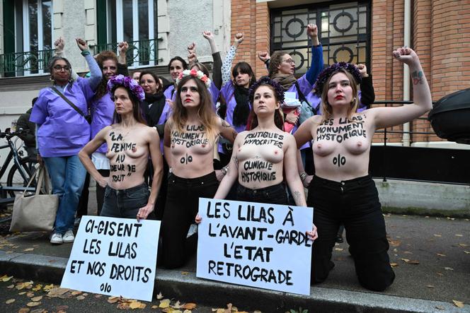 Quatre féministes des Femen étaient présentes, jeudi 30 octobre, pour protester contre la fermeture, vendredi, de la maternité des Lilas, en Seine-Saint-Denis.