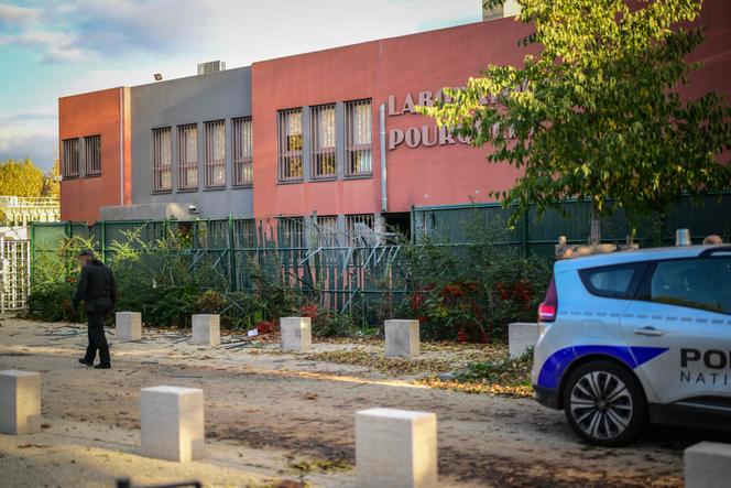 Un membre de la brigade de recherche et d’intervention inspecte les lieux d’un braquage survenu dans un laboratoire de raffinage d’or, à Lyon, le 30 octobre 2025.