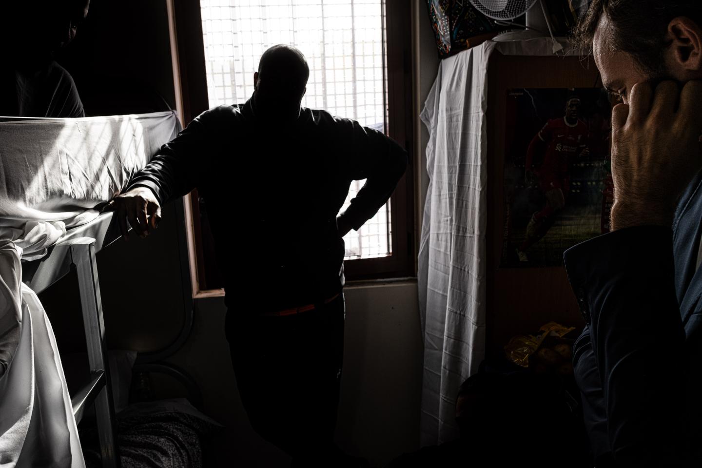 A la prison de la Santé, à Paris : « C’est inhumain, d’être coincés à trois dans une petite cellule »