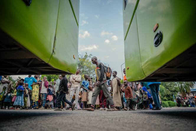 Pessoas deslocadas, presumivelmente cidadãos ruandeses, embarcam em autocarros após serem submetidas a controlos de identidade na fronteira entre a República Democrática do Congo e o Ruanda para serem repatriadas, em Goma, em 19 de maio de 2025. 
