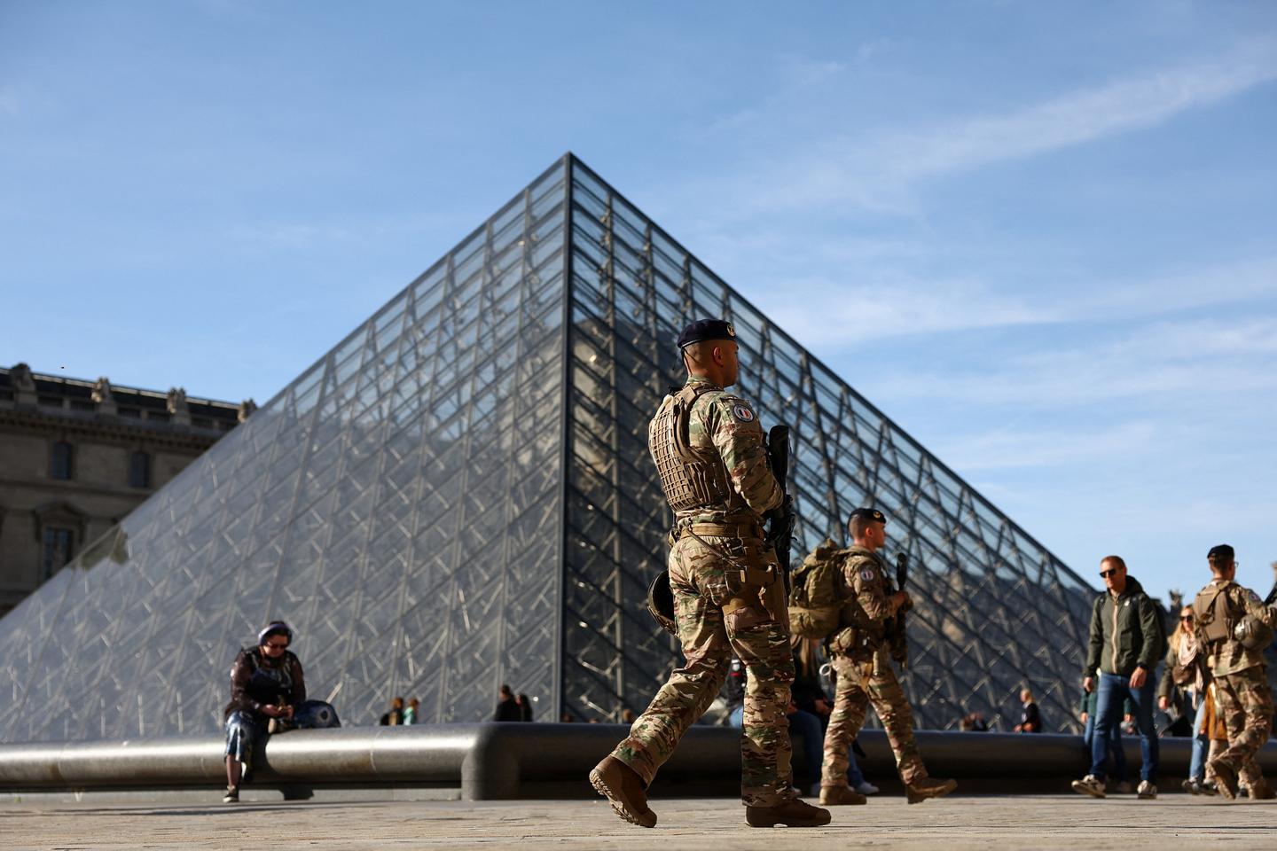 Cambriolage au Louvre : sept personnes ont été interpellées, dont les