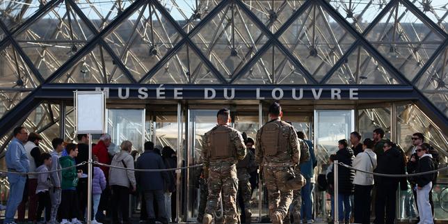 Cambriolage du Louvre : un homme et une femme mis en examen, mais toujours pas de trace des bijoux