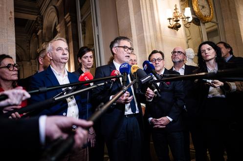 Депутат-социалист Оливье Фор в окружении депутатов-социалистов выступает во время дальнейшего рассмотрения проекта закона о финансах на 2026 год в Национальном собрании в Париже 31 октября 2025 года.