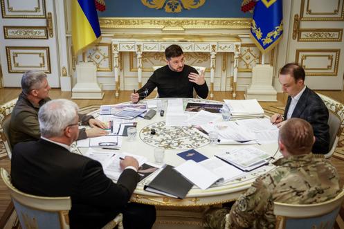 Le président ukrainien, Volodymyr Zelensky, s’exprime lors d’une conférence de presse conjointe avec le commissaire à la politique de sanctions et conseiller du président, Vladyslav Vlasiuk, le chef du service de sécurité d’Ukraine, Vassyl Maliouk, le ministre des affaires étrangères ukrainien, Andrii Sybiha, et le chef du service de renseignement extérieur d’Ukraine, Oleh Ivachtchenko, à Kiev, le 31 octobre 2025.