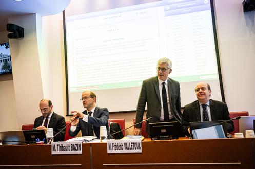 Le président de la commission des affaires sociales, Frédéric Valletoux, et le rapporteur, Thibault Bazin, lors de l’examen du projet de loi de financement de la Sécurité sociale pour 2026, en commission des affaires sociales de l’Assemblée nationale, à Paris, le 31 octobre 2025.