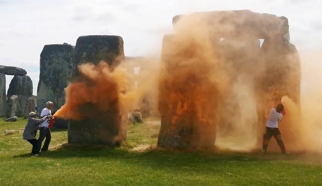 Une image issue d’une vidéo diffusée par l’organisation écologiste Just Stop Oil montre des militants pulvérisant une substance orange sur Stonehenge, dans le comté de Wiltshire, dans le sud-ouest de l’Angleterre, le 19 juin 2024.