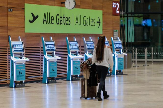 Une passagère marche dans l’aéroport Brandebourg après sa fermeture plus tôt dans la soirée en raison de l’observation d’un drone, le 31 octobre 2025.