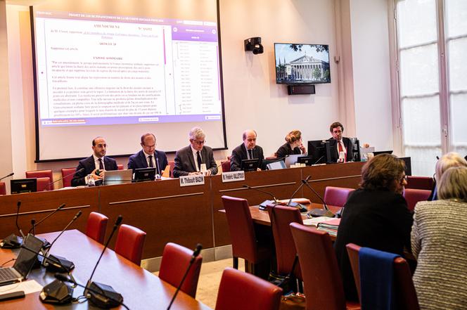 Le président de la commission des affaires sociales, Frédéric Valletoux (Horizons), et le rapporteur, Thibault Bazin (Les Républicains), lors de l’examen du projet de loi de financement de la Sécurité sociale pour 2026 en commission des affaires sociales de l’Assemblée nationale, à Paris, le 31&nbsp;octobre&nbsp;2025.