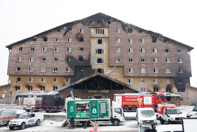 Les pompiers et les équipes d’urgence interviennent après l’incendie qui s’est déclaré à l’hôtel Grand Kartal, dans la station de ski de Kartalkaya, à Bolu, en Turquie, le 22 janvier 2025.