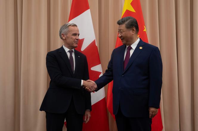 Le premier ministre canadien, Mark Carney, et le président chinois, Xi Jinping, lors du sommet de la Coopération économique Asie-Pacifique (APEC), à Gyeongju (Corée du Sud), le 31 octobre 2025.