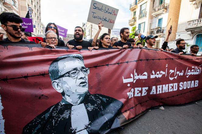 Uma manifestação de solidariedade com Ahmed Souab, em Túnis, 25 de abril de 2025.