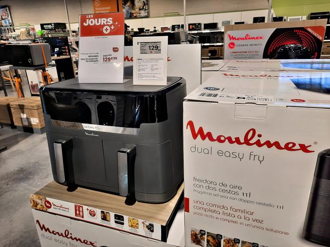Un « airfryer » en vente dans un magasin d’électroménager, à Claye-Souilly (Seine-et-Marne), le 17 octobre 2025.