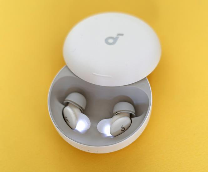 Les Soundcore sont fournis avec un boitier capable de les recharger, ainsi qu’une série d’embouts, qui permettent de les adapter à la plupart des oreilles.