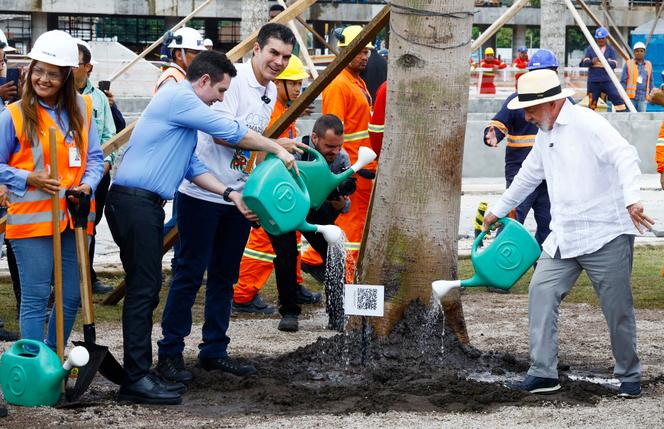 Le président brésilien Lula (à droite), en février 2025, dans le parc de la Cité à Belem, ville hôte de la COP30.