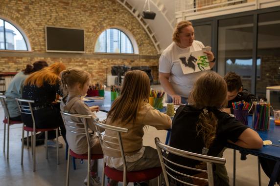 Un atelier d’art thérapie de l’ONG Save Ukraine, à Kiev, le 16 octobre 2025.