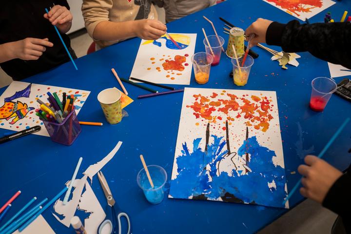 Lors de cet atelier de l’ONG Save Ukraine, les enfants ont pour consigne d’exprimer leurs émotions à l’aide de peinture à l’eau et de les « évacuer » en soufflant la peinture avec des pailles. A Kiev, le 16 octobre 2025.