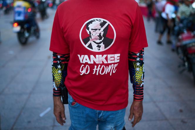 Un homme manifestant contre l’ingérence des Etats-Unis porte un tee-shirt à l’effigie de Donald Trump, à Caracas, le 30&nbsp;octobre&nbsp;2025. 