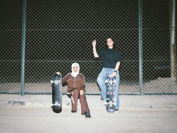 Hanan et Dania se sont rencontrées au skatepark et s’y retrouvent quasiment tous les week-ends, à Bagdad, le 24 octobre 2025.