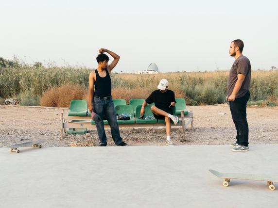 Yass (à gauche), skateur et chauffeur de tuk-tuk avec ses amis au skatepark de Bagdad, le 24 octobre 2025.