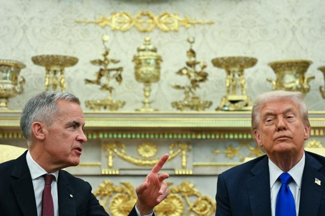 Le Premier ministre canadien Mark Carney et le président américain Donald Trump dans le Bureau ovale de la Maison-Blanche, à Washington, le 7 octobre 2025.