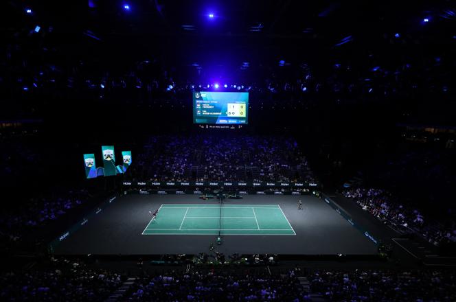 Le court central du Masters 1000 de Paris, lors du match de quart de finale opposant le Canadien Félix Auger Aliassime au Monégasque Valentin Vacherot, à Paris La Défense Arena, à Nanterre (Hauts-de-Seine), le 31 octobre 2025.