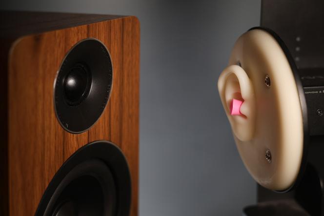 We evaluated the effectiveness with which the earplugs filtered common noises (traffic, snoring, etc.) using a loudspeaker and an artificial ear. For the purposes of the photo, the ear was placed close to the loudspeaker.