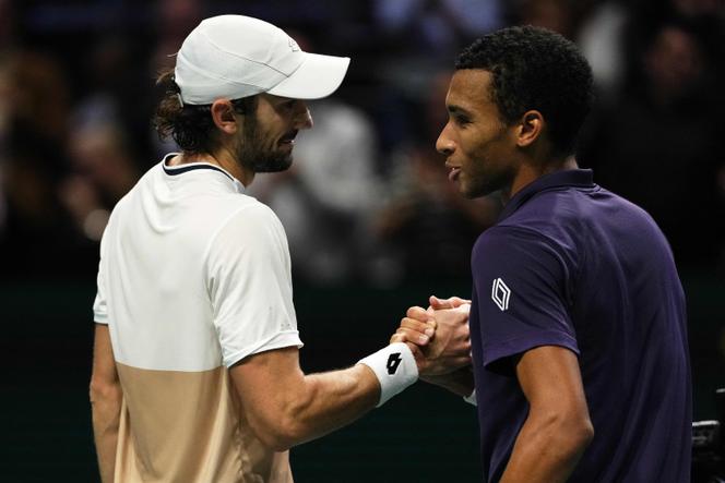 Le Canadien Félix Auger-Aliassime (à droite) sert la main du Monégasque Valentin Vacherot après leur match des quarts de finales du Masters 1000 de Paris, à Paris La Défense Arena de Nanterre, le 31 octobre 2025.