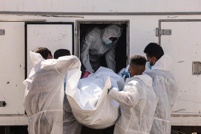 Des employés de l’hopital Nasser à Khan Younès, à Gaza, déchargent les corps de prisonniers palestiniens renvoyés par Israël lors d’un échange d’otages, le 31 octobre 2025.