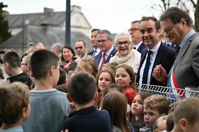 La ministre de la décentralisation, Françoise Gatel, le chef du gouvernement, Sébastien Lecornu, et le député (LR) de la Manche Philippe Gosselin, lors d’une visite au centre de santé de Carentan (Manche), le 30 octobre 2025.