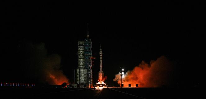 Запуск китайской ракеты-носителя «Чанчжэн-2F» с космодрома Цзюцюань в автономном районе Внутренняя Монголия Китая в пустыне Гоби, 31 октября 2025 года.