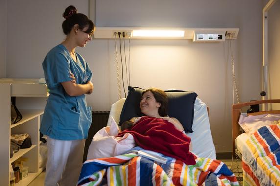 Le 27 octobre, Angélique Kuipers, sage-gemme, aux côtés de Hope, qui a donné naissance, la veille, au dernier bébé de la maternité des Lilas, prénommée Ada. 