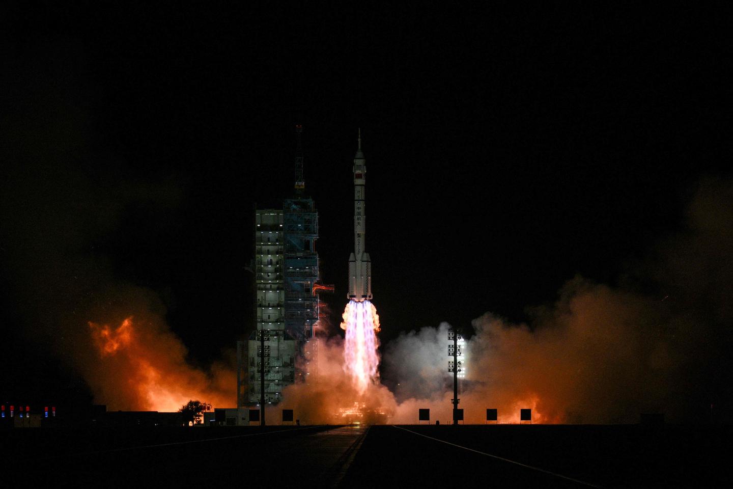 La Chine envoie trois astronautes vers sa station spatiale Tiangong pour une mission de six mois