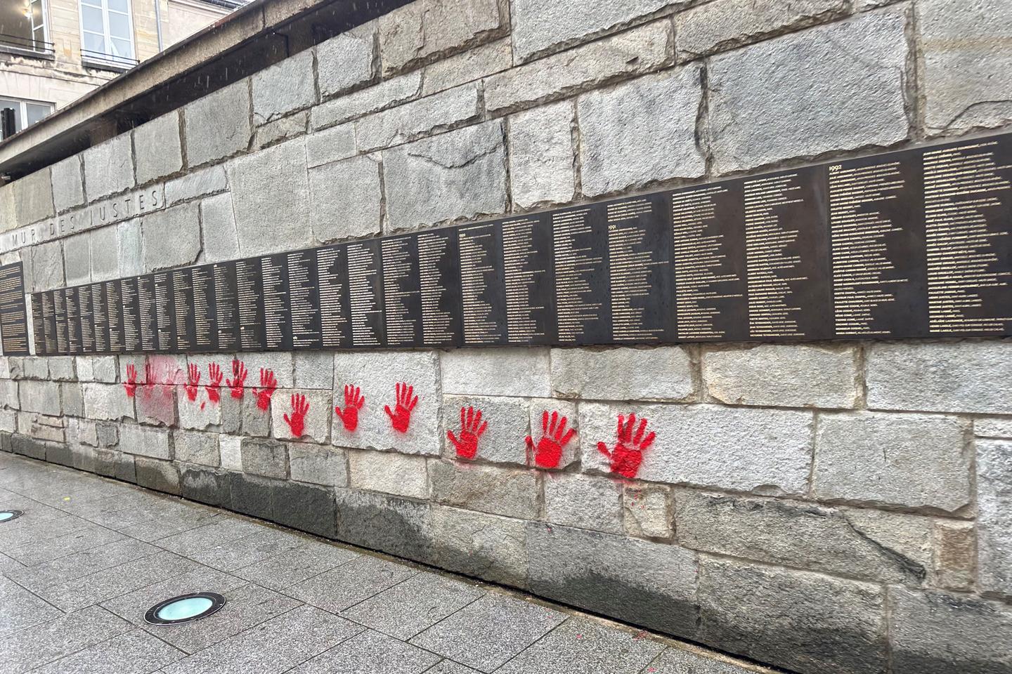 Procès des « mains rouges » sur le Mémorial de la Shoah : condamnations à de la prison ferme pour quatre Bulgares