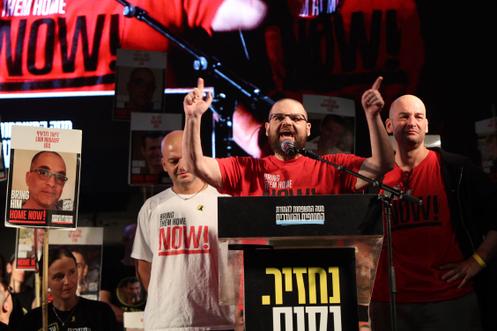 Los ex rehenes israelíes Eitan (centro) y Yair Horn (derecha), en la manifestación celebrada en la