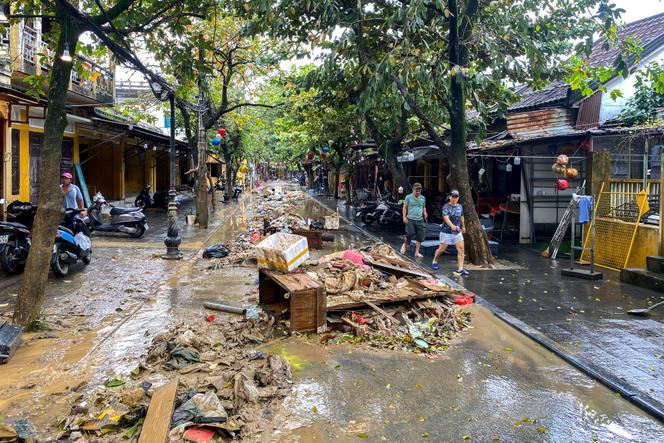 Des débris jonchent les rues de Hoi An, le 1ᵉʳ novembre, après des pluies torrentielles et des crues qui ont touché le centre du Vietnam.