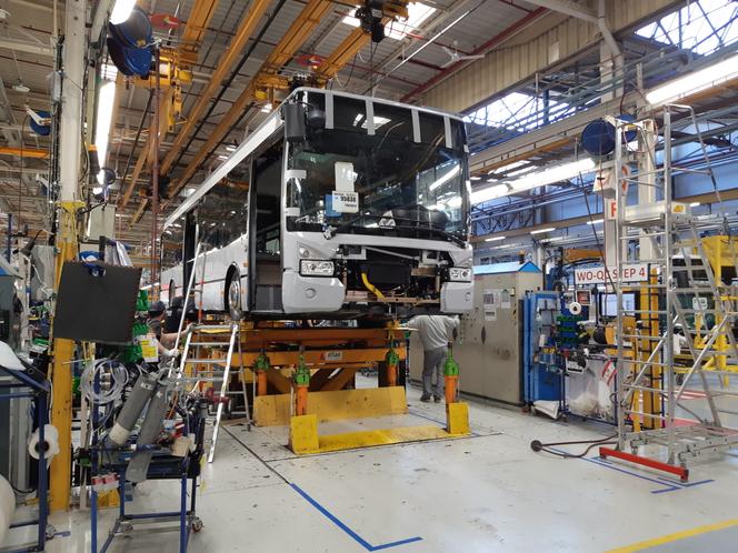 Sur la chaîne de production de l'usine Iveco d’Annonay (Ardèche), en mars 2019.