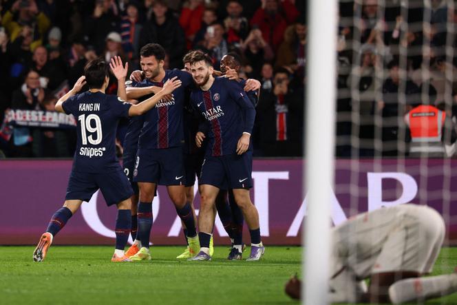 L’attaquant portugais du PSG Gonçalo Ramos célèbre son but victorieux en compagnie de ses coéquipiers, face à l’OGC Nice (1-0), le 1er novembre 2025, au Parc des Princes, à Paris. 