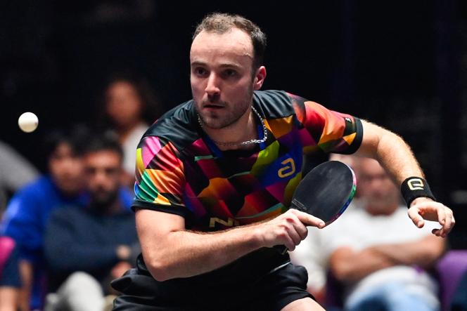 Simon Gauzy, lors de son match face au Japonais Sora Matsushima, à Pérols (Hérault), le 1er novembre 2025. 