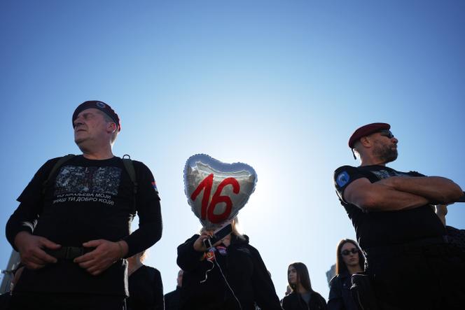 Rassemblement en hommage aux 16 morts tués en novembre 2024, devant la gare de Novi Sad (Serbie), le 1er novembre 2025. 