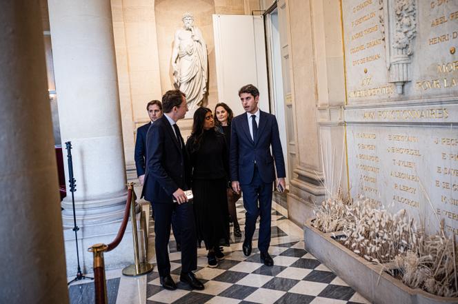 Gabriel Attal avec les députés Ensemble pour la République Paul Midy et Prisca Thevenot dans la salle des Quatre-Colonnes, lors de la suite de l’examen du projet de loi de finances pour 2026, à l’Assemblée nationale, à Paris, le 31 octobre 2025.