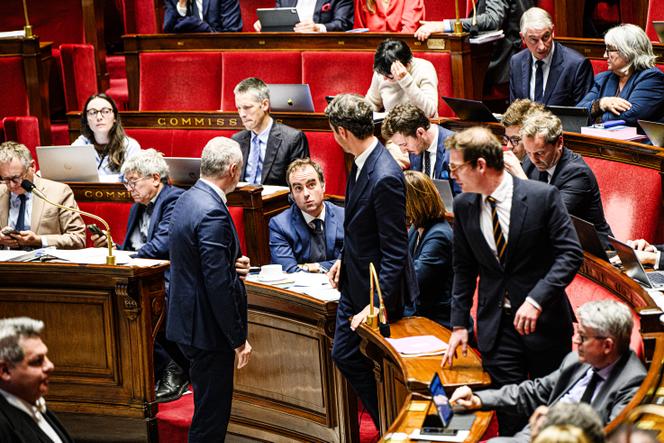 Le premier ministre, Sébastien Lecornu, discute avec le président du groupe Ensemble pour la République, Gabriel Attal, à l’Assemblée nationale, le 31 octobre 2025.