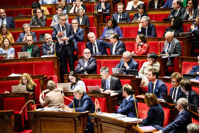 Le député socialiste Olivier Faure s’adresse au premier ministre, Sébastien Lecornu, lors de l’examen du projet de loi de finances pour 2026, à l’Assemblée nationale, à Paris, le 31 octobre 2025.