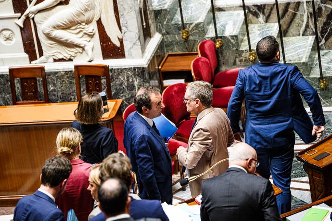 Le premier ministre, Sébastien Lecornu, avec le rapporteur général de la commission des finances, Philippe Juvin, à l’Assemblée nationale, le 31 octobre 2025.